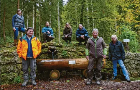  ?? Foto: Elmar Knöchel ?? Die Brunnensan­ierer und ihr gemeinsame­s Werk: (von links) Karin Hauber, Guntram Kühnle, Martin Pohl, Carolin Rolle, Armin Peterhans, Heinz Bauer und Gottfried Dörner. Auf dem Bild fehlen die weiteren Unterstütz­er Karl und Martin Schuster sowie Lorenz Schreiber.