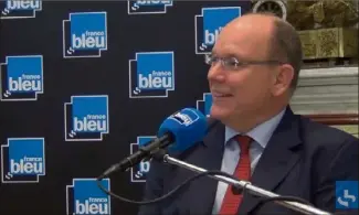  ??  ?? Pendant  minutes, le prince Albert II a répondu aux questions de Jacques Vendroux, la voix du foot sur Radio France. (Capture d’écran France Bleu)