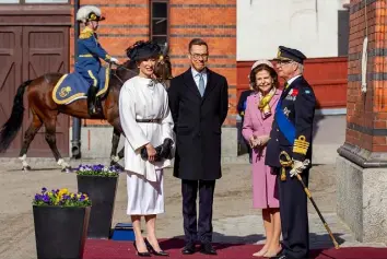  ?? FOTO: HENRIK GARLÖV/KUNGLIGA HOVSTATERN­A ?? ■
Både president Alexander Stubb och fru Suzanne Innes-Stubb förlänas höga svenska ordnar under statsbesök­et.