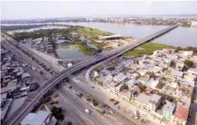  ??  ?? HECHO. La obra pública aumentó el gasto de los gobiernos locales. Imagen del puente Daule-Guayaquil.