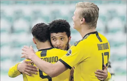  ?? FOTO: AP ?? Achraf celebra su gol, el segundo del Borussia Dortmund, con Jadon Sancho y Haaland