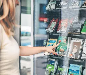  ?? [ Veritas ] ?? Zwischen 25 verschiede­nen Büchern kann man bei dem Automaten wählen.