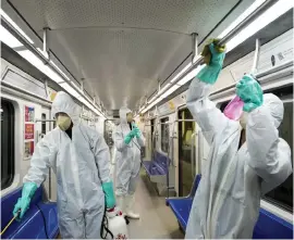  ?? Bild: Sajjad Safari ?? I Iran har viruset snabbt spridit sig. Här städar arbetarna en tunnelbane­vagn i Teheran.