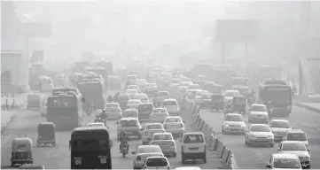 ??  ?? Indian commuters drive amidst heavy smog along a busy road past the South Extension area of New Delhi. From smog breaks to pollution bonuses, Asia’s businesses are promising increasing­ly inventive perks in a desperate bid to lure executives to a region where toxic air engulfs major cities for much of the year. — AFP photo