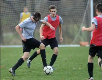  ?? TANIA BARRICKLO — DAILY FREEMAN ?? Mount Academy’s Aaron Waldner tries to get the ball past teammate Davis Mason during practice Wednesday.