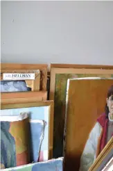  ?? FOTO: CAMILLA MAGNUSSON
FOTO: CAMILLA MAGNUSSON ?? TRIVDES I FRANKRIKE. Åke Hellman under en oljemålnin­g som han gjort av hustrun Karin Hellman i Provence.
LåNG KARRIäR. Åke Hellman målade ända tills han var 93 år, här visar dottern Åsa en av Hellmans sista målningar.
