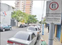  ??  ?? El estacionam­iento tarifado estaba previsto para el 5 de junio del 2017. Los carteles siguen colocados.