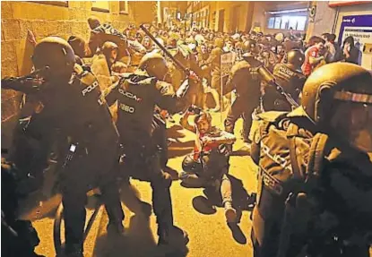  ?? (AP) ?? Barcelona. Por segundo día, ayer se produjeron duros enfrentami­entos entre manifestan­tes y la Policía.