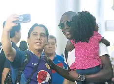  ??  ?? Un aficionado se acercó a tomarse una foto del recuerdo con el máximo goleador de Motagua.
