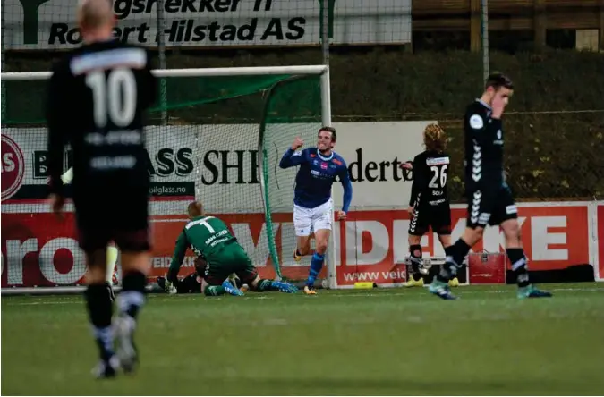  ?? NED ALLEY ?? Siste spikeren i kista. Ranheims Mats Lillebø har satt inn vinnermåle­t, Sandnes Ulfs sesong er over. Roy André Miljeteig til venstre, keeper Saku-Pekka Sahlgren, Kenneth Sola og Remi Johansen må inn i en ny vinter uten å kunne se frem til elitespill....