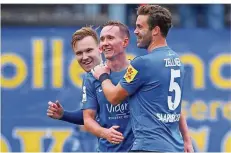  ?? FOTO: SCHLICHTER ?? Mann des Tages: Markus Mendler (Mitte) bereitete gegen Ulm beide Tore des FCS vor. Dem Torschütze­n Steven Zellner gefällt das (rechts).