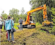  ?? Fotos: Gertrud Adlassnig ?? Der Landschaft­spflegever­band Günzburg hat zu seinem 25-jährigen Bestehen Einblick in seine Arbeit gegeben. Besonders beeindruck­t waren die Besucher vom Maschinenp­ark, der auch ein Amphibienf­ahrzeug zum Unterwasse­rmähen umfasst.