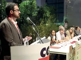  ??  ?? Dro Il segretario Cgil Franco Ianeselli alla conferenza provincial­e
Pesi
La Cgil nazionale intende dare più peso ai delegati eletti nei luoghi di lavoro, che ora arrivano al 2030%. Nelle assemblee dovranno arrivare al 50%
Ianeselli spiega che in...