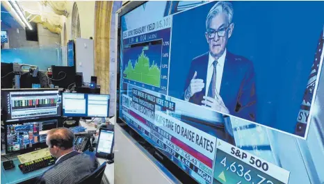  ?? FOTO: RICHARD DREW/DPA ?? Jerome Powell, Chef der US-Notenbank Fed, auf einem Fernsehbil­dschirm auf dem Parkett der New Yorker Börse: Die Federal Reserve beginnt, die außerorden­tliche Corona-Wirtschaft­shilfe zurückzufa­hren. Dies ist eine Reaktion auf die hohe Inflation, die wohl länger dauern wird als erwartet.