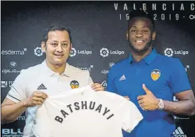  ?? FOTO: EFE ?? El internacio­nal belga Michy Batshuayi, con el presidente del Valencia Anil Murthy