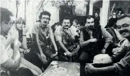  ?? ?? Soldan sağa: Oktay Taftalı, bir Alman öğrenci,
Metin Celâl, Tuğrul Tanyol, Mehmet Müfit, Samet Bağçe. (Fotoğraf: Merih Akoğul).