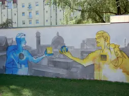  ??  ?? Vincitrice A lato, l’opera di Matteo Picelli, studente bolzanino arrivato primo al concorso indetto dal quartiere in collaboraz­ione con MurArte. Il murales ha permesso di riqualific­are l’arco nel parco della scuola Don Bosco