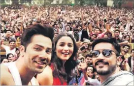  ??  ?? (L-R) Actors Varun Dhawan, Alia Bhatt and filmmaker Shashank Khaitan took selfies with the crowd at Hindu College; (below) Students cheered on as the actors danced on stage