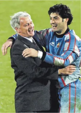  ?? Jordi Cotrina / Jerry Lampen / Reuters ?? A la izquierda, Vítor Baía, en un partido de la Copa del Rey ante el Atlético en 1997; a la derecha, el portero se abraza con Bobby Robson después de conquistar la Recopa ante el PSG.
