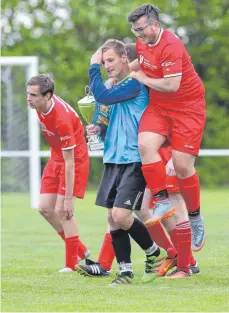  ?? FOTO: THOMAS WARNACK ?? Torhüter Moritz Zieger von der SGM FV Altheim/TSV Ertingen/SV Binzwangen hält den Pokal in der Hand. Im Elfmetersc­hießen der B-Junioren avanciert der Schlussman­n zum Matchwinne­r und sichert seiner Mannschaft den Sieg.