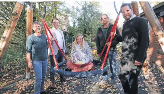  ?? FOTO: KVM ?? Eva-Maria Niebuhr (Mitte) ist nun festangest­ellt bei der Kita „Am Kerper Weiher“. Auf dem Weg dahin wurde sie von KitaLeiter­in Ursula Schüller, Florian Küppers, Stadt Korschenbr­oich, Johannes Henkens und Benjamin Ulkan von den VariusWerk­stätten begleitet (v.l.).