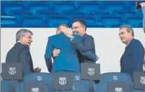  ?? FOTO: PERE PUNTÍ ?? Murillo no dudó en acercarse a una aficionada en silla de ruedas. A la derecha, en el palco junto al presidente Bartomeu