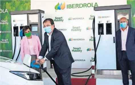  ??  ?? Ángeles Santamaría, CEO de Iberdrola España; Guillermo Fernández Vara, presidente de Extremadur­a, y Antonio Chavero, director gerente del complejo Leo, inaugurand­o la estación prémium de Iberdrola en Monesterio (Badajoz).