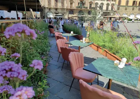  ?? ?? Vecchio bar addio I tavolini extra, le poltrone rosa confetto, i vasi in plastica con le piante fuori dal Rivoire