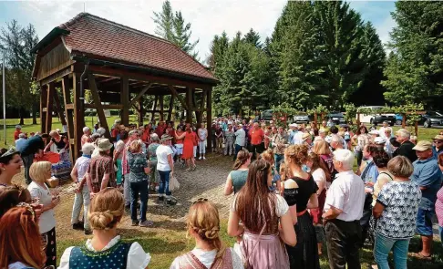  ?? FOTOS: SASCHA MARGON ?? Zur Eröffnung des Bad Sulzaer Weinfrühli­ngs sang im Schatten des Thüringer Weintores der Solestädte­r Gesangsver­ein. Im Anschluss strömten die Besucher aus, um die insgesamt  Stationen zu erkunden und Thüringer Weine zu geneießen.