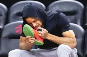  ?? CHRIS YOUNG/THE CANADIAN PRESS VIA AP ?? PERSIAPAN TERAKHIR: Guard Golden State Warriors Stephen Curry menggigit tali sepatunya di tengah latihan jelang game kelima final NBA kemarin (10/6).
