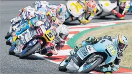  ?? FOTO: AP ?? Joan Mir, por delante de Romano Fenati para llevarse el triunfo en Moto3