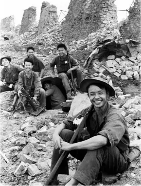  ?? ?? HEROES: Bright smiles of soldiers at Quảng Trị Ancient Citadel, a popular photo by Vietnam News Agency journalist Đoàn Công Tính.