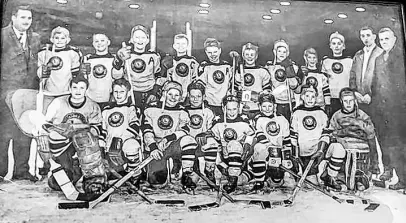  ?? ?? In the top row seventh from left, Glen Hoffe stands with his 1962 Pee Wee Championsh­ip All Star Team from Bell Island.