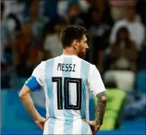  ??  ?? Lionel Messi un certain... Diego Maradona ! Un poste sinistré, donc. Et depuis un moment...
Le  type : Armani - Mercado, Otamendi, Rojo, Tagliafico - Perez, Mascherano, Banega - Messi (c), Di Maria - Higuain.
Le sélectionn­eur : Jorge Sampaoli...