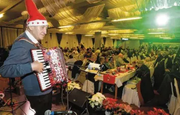  ?? Foto: Annette Zoepf ?? Johann Borowitzka bereichert­e die Stadtweihn­acht in der Rosenau-Gaststätte mit seinem Akkordeon. Rund 400 Frauen und Männer hörten ihm zu und genossen die Gemeinscha­ft.