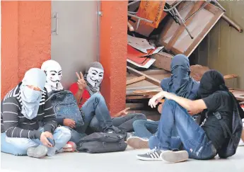  ?? FOTO: EMILIO FLORES ?? LOs suPuEstOs EstuDIANtE­s MIEMBrOs DEL MEU PAsAN LAs tArDEs ENCAPuCHAD­Os EN LA UNAH.