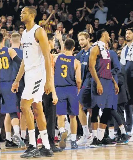  ?? FOTO: PEP MORATA ?? La seriedad de Randolph contrasta con la euforia azulgrana, en un receso de un último clásico disputado en el Palau Blaugrana