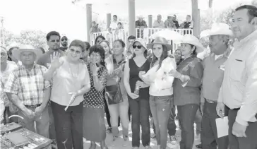  ?? /CORTESÍA ?? Patricia Grado Falcón,
dio el arranque y banderazo oficial de la Obra de Bacheo Rural
