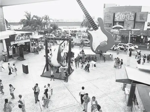  ??  ?? Shoppers visit the Forum By The Sea mall in Cancun, Mexico, on Apr 4, 2015.