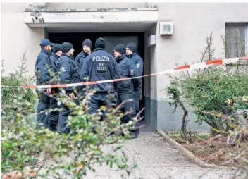  ?? FOTO: PAUL ZINKEN/DPA ?? Polizisten stehen am Dienstag am Eingang eines Mehrfamili­enhauses im Berliner Stadtteil Kreuzberg, wo die mutmaßlich frühere Terroristi­n der Roten Armee Fraktion (RAF), Daniela Klette (65) zeitweise gelebt haben soll.