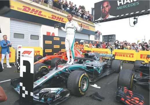  ??  ?? Le pilote de Mercedes, Lewis Hamilton, détient 145 points après huit courses, bon pour la tête du classement. - AP: Claude Paris