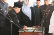  ?? R. BAGUS RAHADI/JAWA POS RADAR MADIUN ?? PELANTIKAN: Bupati Madiun Muhtarom mengambil sumpah 48 ASN yang menempati jabatan baru kemarin.