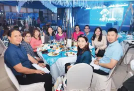  ??  ?? PARTNERS from the Developmen­t Bank of the Philippine­s and Landbank of the Philippine­s with FTC Group’s Alvin Y. Cruz (right) and Chief Finance Officer Almira Añonuevo (4th from the left).