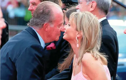  ?? FOTO: SCHROEWIG/MAELSA / PA ?? Die große Nähe zwischen Ex-könig Juan Carlos und Corinna zu Sayn-wittgenste­in, hier 2006, ist längst vorbei.