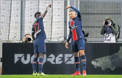  ??  ?? Mbappé , autor del primer gol del PSG, celebra el tanto con su compañero Gueye.