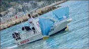  ?? (Archive Michaël Alesi)) ?? Les bateaux permettent de nettoyer le littoral de Menton et de Roquebrune sans danger pour les baigneurs.