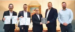  ??  ?? PLDT chairman and CEO Manuel V. Pangilinan received the awards from Opensignal executives Andy Burns and Rob Lerner. Also present during the ceremonies were Smart President Al S. Panlilio and PLDT-Smart chief technology and informatio­n advisor Joachim Horn.