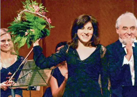  ?? Foto: Elmar Knöchel ?? Strahlend nahm Evgenia Rubinova den Dank des Publikums entgegen. Die Global Players mit Wilhelm f. Walz (rechts) begleitete­n die Pianistin bei ihrem Auftritt in der Bo binger Singoldhal­le.