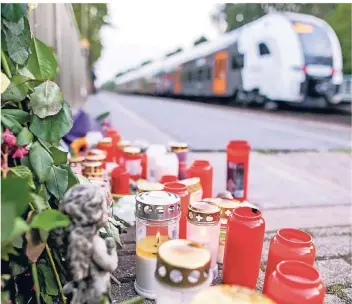  ?? FOTO: MARCEL KUSCH/DPA ?? Am Tatort, dem Gleis 1 im Bahnhof Voerde, stehen Blumen und Kerzen.