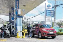  ?? RENÉ FRAGA
/ EXPRESO ?? Operativo. Agentes de Energía controlan el abastecimi­ento de gasolina.